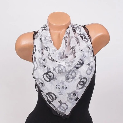 Копринено фишу в бяло с черни кръгове и детелини