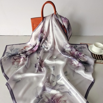 hedvábný šátek jemně fialový s květinami v dárkovém balení – Zboží Dáma