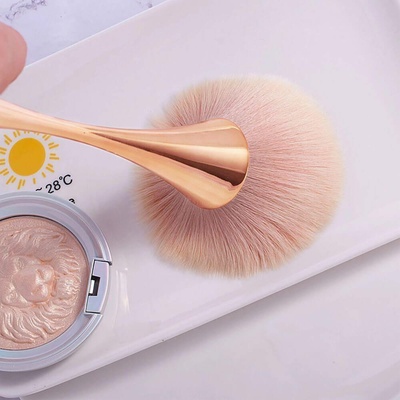 Essence Flat Contouring Brush plochý štětec na konturování – Zbozi.Blesk.cz