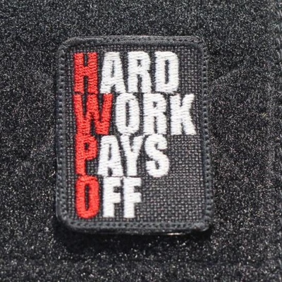 Workout nášivka Hard work pays off červená - malá