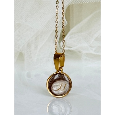 Meganflo Малък златен медальон с кърма и коса - персонализирано бижу с буква