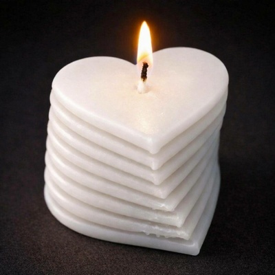 Svíčkománie3D Srdíčkový sloup bílá 65 g
