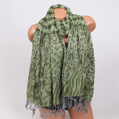 Ефектен шал в зелено с красив десен и ресни