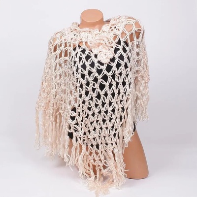 Плетено пончо с ресни в цвят светла праскова