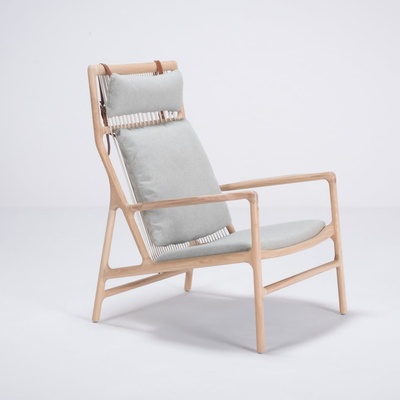 Gazzda Dedo s konštrukciou z dubového dreva s modrosivým textilným sedadlom