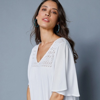 Dlhá tunika s macramé výstrihom biela