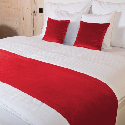 Biante Zamatový prehoz/behúň na posteľ Velvet Prémium SVP-051 Sýto červený 50x140 cm