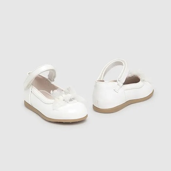 Mayoral Нежни лачени пантофки в бял цвят за бебе момиче с цвете и велкро лепенка Mayoral
