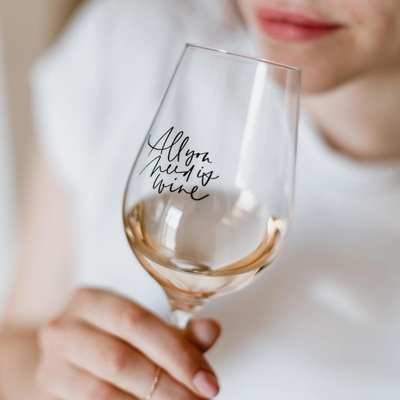 Bella Rose Sklenice na víno All you need is wine čirá barva sklo 350 ml