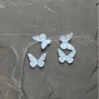 - Kabošon motýlek 12x15x3,5mm - bílo-modrý 20 ks