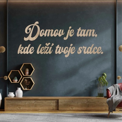Drevený nápis na stenu - Domov je tam, kde leží tvoje srdce