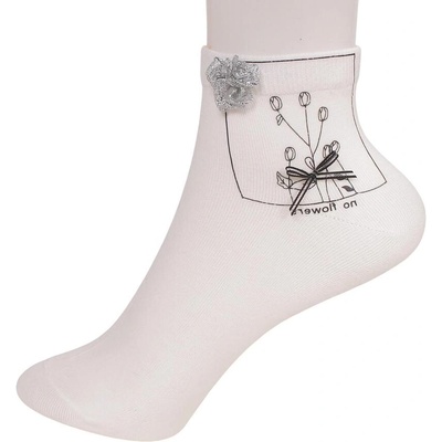 Дамски къси чорапи в бяло с щампа и сребристи розички