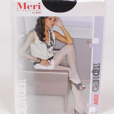 Ефектен чорапогащник в черно с фигурален десен