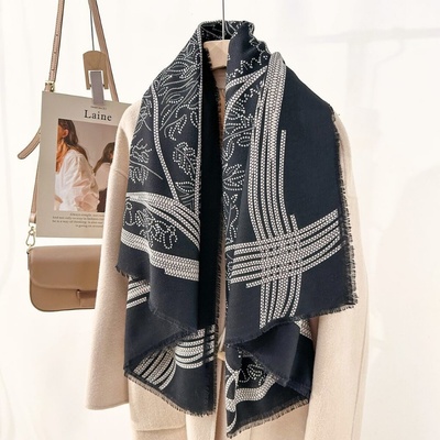 Classic Scarf Velký čtvercový šátek černý se zajímavým bílým vzorem listů a linek