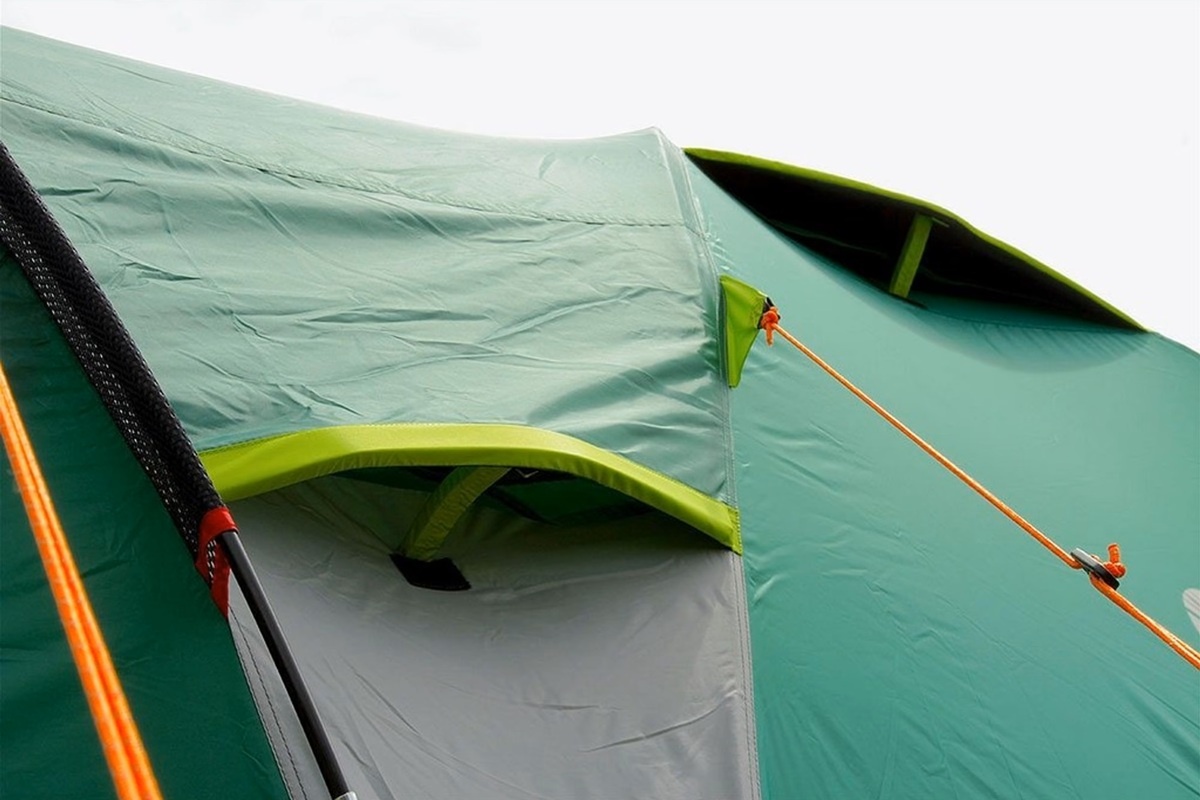 Ventilační otvor v tropiku stanu Coleman Kobuk Valley pro 4 osoby