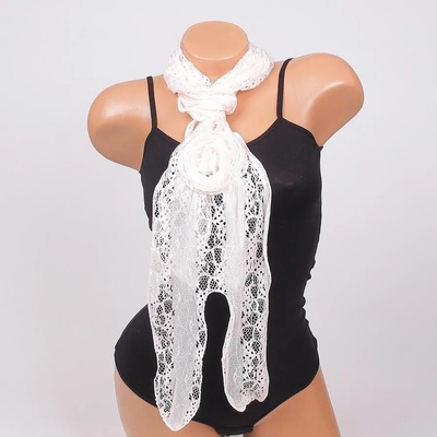 Нежен дантелен шал в бледо розово с роза