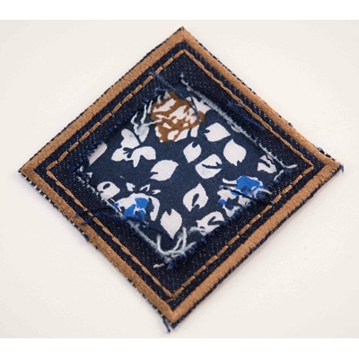 Nažehľovacia záplata - jeansové kvetinky - rozmer 6 cm x 6 cm - tmavá modrá