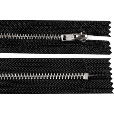 Kovový zip No 4 délka 18 cm kalhotový se stříbrnými zoubky, malé, černá