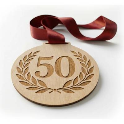 50 narozeniny dřevěná medaile s gravírováním Tričkový