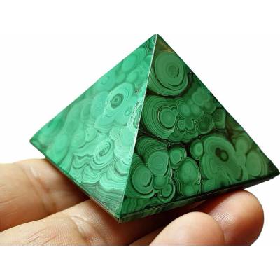 Malachit pyramida 5x4,8cm , váha 82,91g