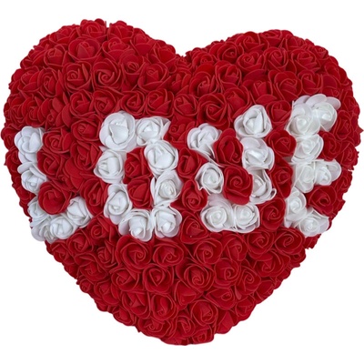 Srdce z ruží s nápisom LOVE