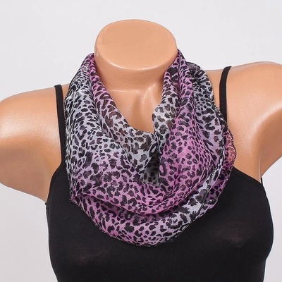 Модно дамско фишу в бяло и виолетово с леопардов десен