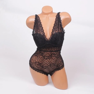 Стилно дантелено боди в черен цвят с твърда чашка