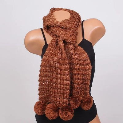 Плетен шал в кафяво с пухкави помпони