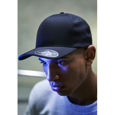 Urban Classics Шапка с козирка в черно Flexfit Delta AdjustableUB-180A-00007 - Черен, размер one size
