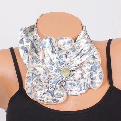 Фишу-цвете с десен в бяло на сини цветенца