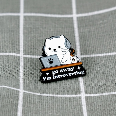 Pinarna Bílá kočka u počítače Go away I´m introverting Jdi pryč, mám svůj introvertní čas – Zboží Dáma