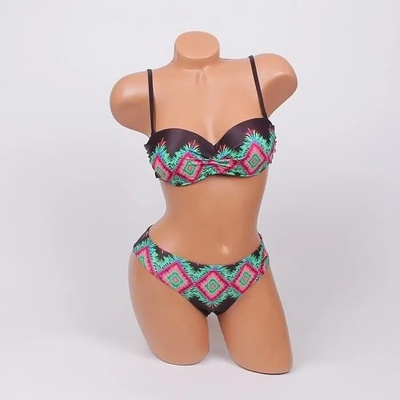 Черен бански с ефектен цветен десен - чашка В