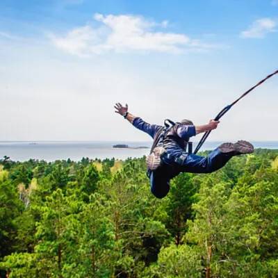 Bungee jumping z jeřábu