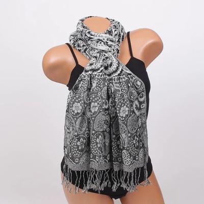 Дамски шал в черно и бяло с флорални мотиви