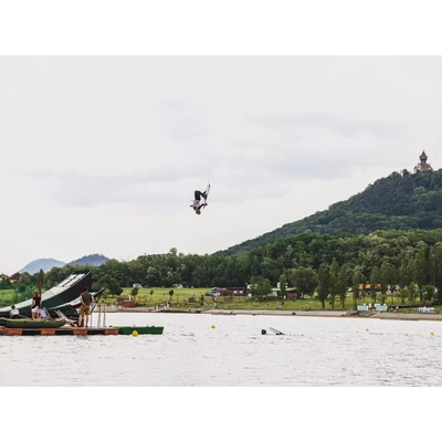 Lekce freestyle lyžování se skoky do vody