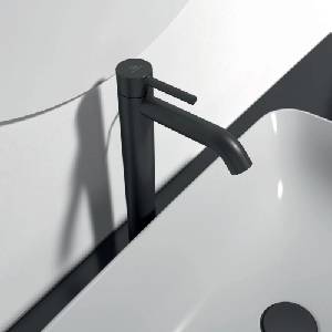 Ideal Standard Висок смесител за умивалник Ideal Standard Ceraline с матово черен метален изскачащ клапан (BC194XG)