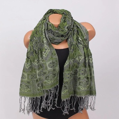 Дамски шал в зелено с нежен десен