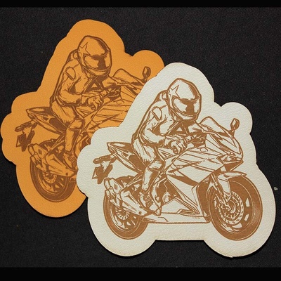 Štítok - Motorkár Materiál/farba: Biela koženka