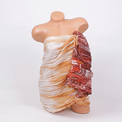 Плажно парео в бяло и светлокафяво с картина на сгради