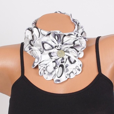 Фишу-цвете в бяло с черни кръгове