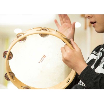 Classic World Educational Детска дървена тамбурина с малки звънчета 25 см (cwe40514)