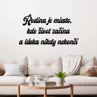 Drevený nápis na stenu - Rodina je miesto, kde život začína a láska nikdy nekončí.