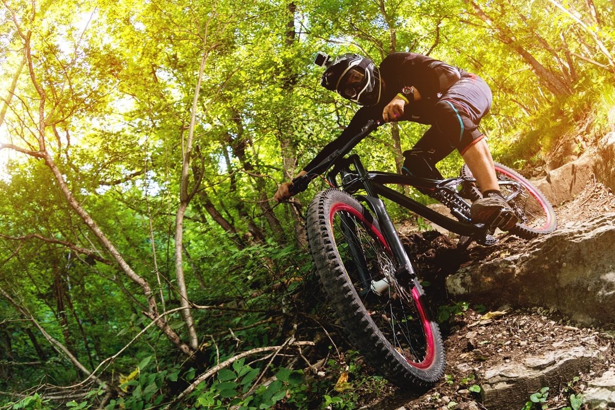  Pretekár na horskom bicykli pri downhille.