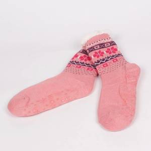  Коледни чорапи в розов цвят със снежинки и фигурки