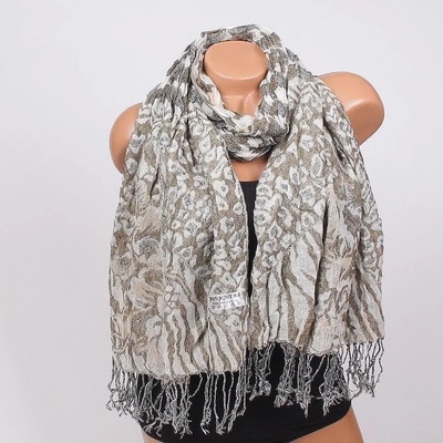 Шал в бежово, черно и бяло с красив десен и ресни