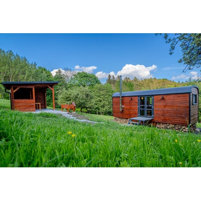 Medový glamping v moderní vybavené maringotce se včelím úlem v přírodě Krušných hor