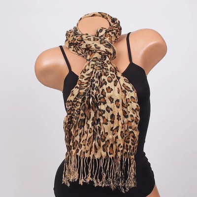 Стилен шал в светлокафяво с леопардов десен и ресни
