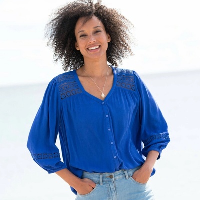 Halenka s výstřihem do V a macramé modrá – Zbozi.Blesk.cz