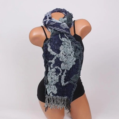 Тъмносин шал с ефектни рози