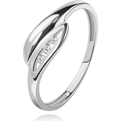 Šperky eshop Briliantový prsten v bílém zlatě mírně zahnuté lístečky tři čiré diamanty BT503.36